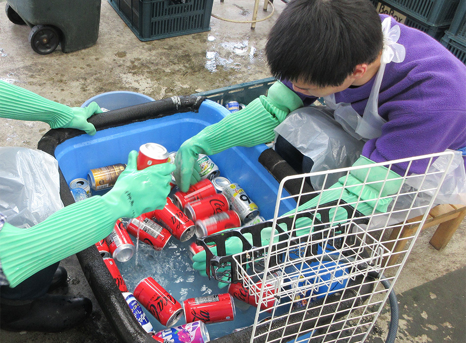 敦賀市立やまびこ園 いきいきグループ（アルミ缶作業）　写真